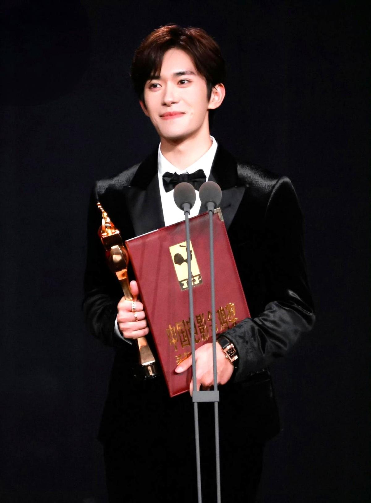 24岁的易烊千玺拿下金鸡奖最佳男主角，成了史上最年轻的影帝，也是第一个00后金鸡