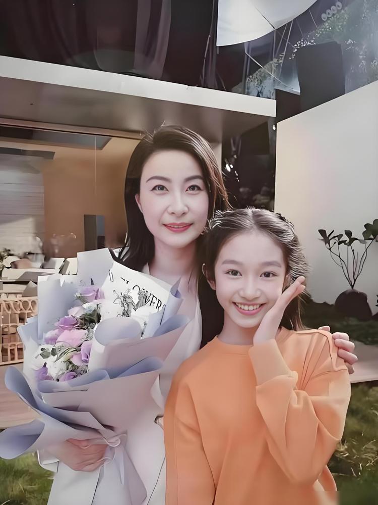 霍启刚12岁女儿坐地铁，脸长得跟奶奶一模一样，你敢信？
 
她眼角那抹上挑弧度，