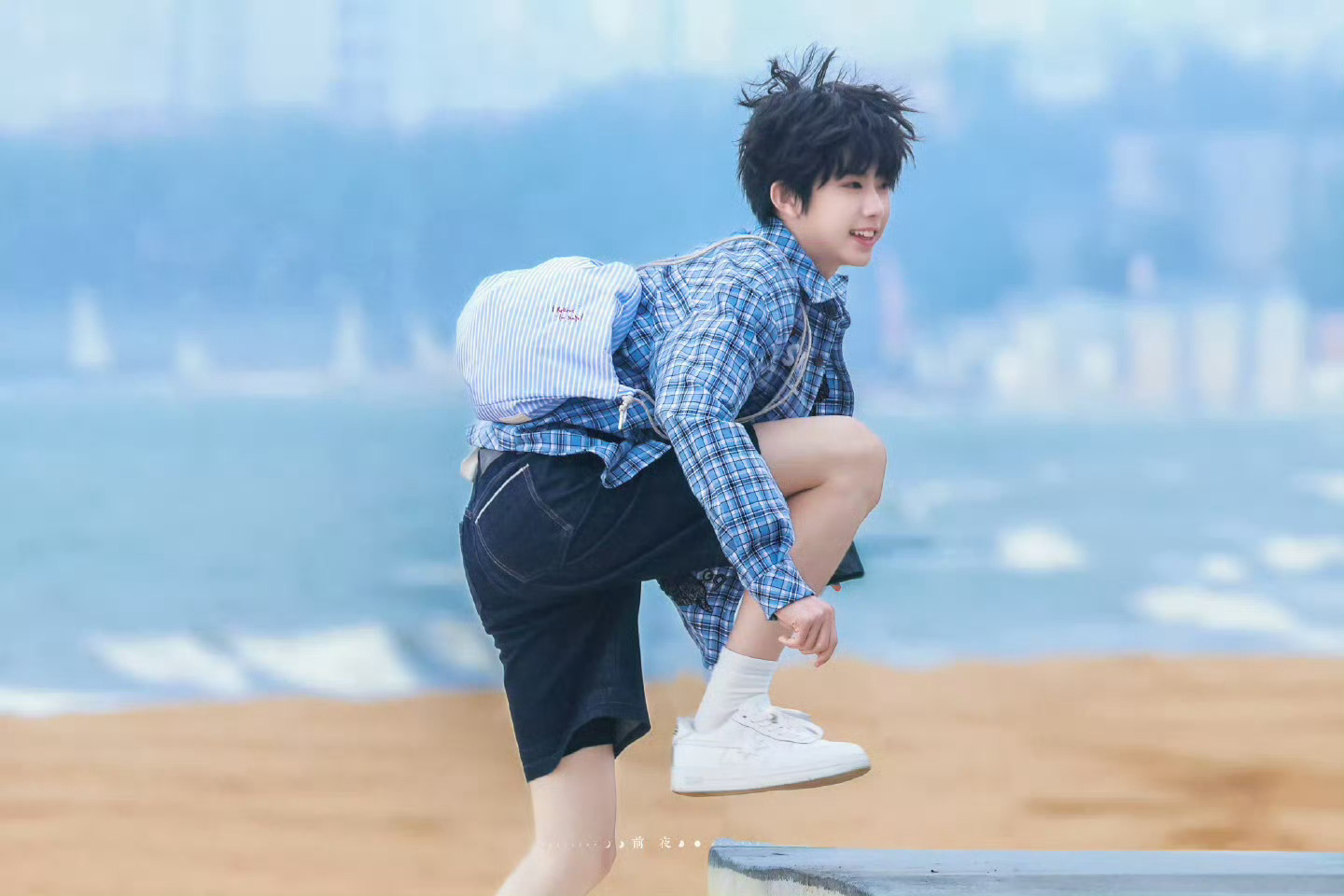 陈奕恒海边元气少年陈奕恒《我们的少年时代2》海边路透来啦🌊风都偏爱林清源！炸毛