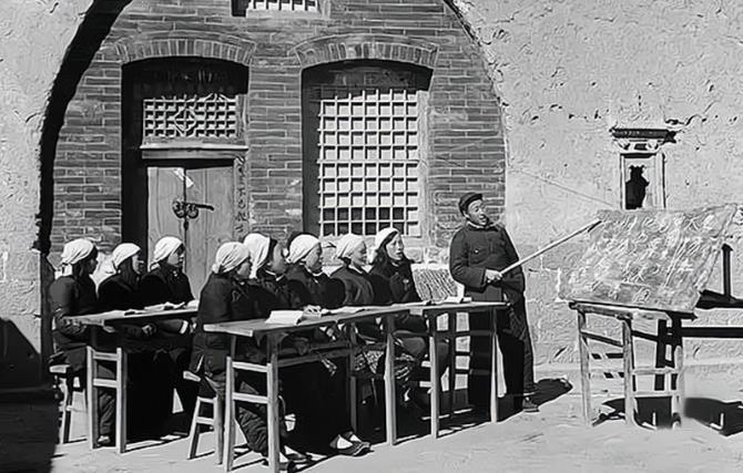 逃荒娃到中央委员！拒报假产量险遭殃，他才是申纪兰背后的男人
1943年2月的太行