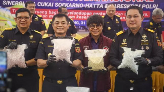 马航飞行员涉嫌携带7万颗摇头丸入境印尼，并被查出“毒驾”，或面临死刑海外新鲜事 
