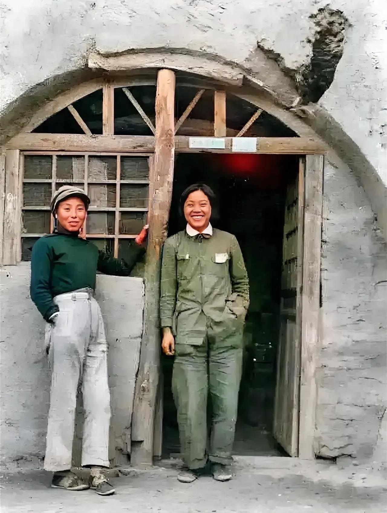 1940年，陕北延安，两名年轻的知识女青年，站在破旧的窑洞前，留下了这一张照片，