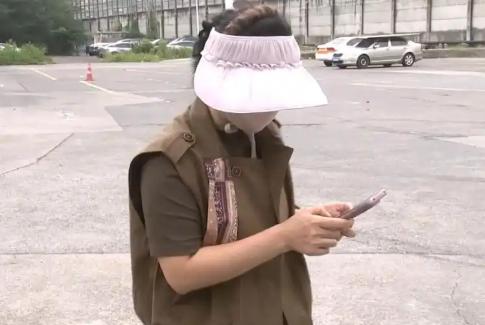 浙江宁波，一名女大学生花3800元报考C1驾照。科目三没通过，她出考场后发现教练