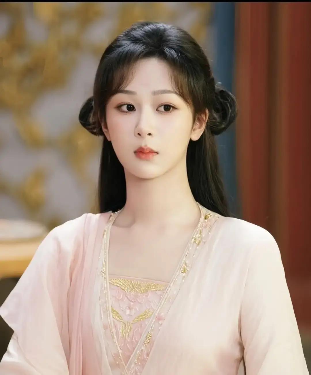 杨紫的爆剧，都是女二“骂”出来的。
 
不是抢戏，是精准补位。你看穗禾跳下灭灵崖