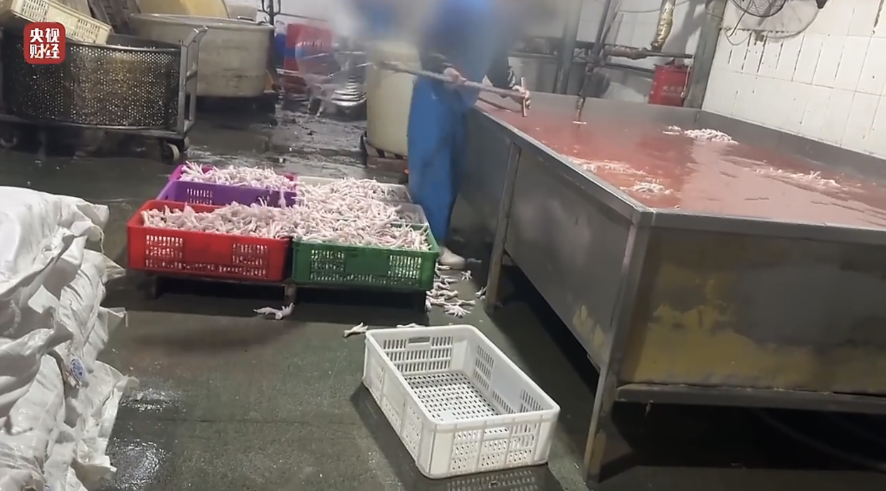 315晚会一直不喜欢吃鸡爪，看到被曝光的生产环境和双氧水泡，更接受不了。 