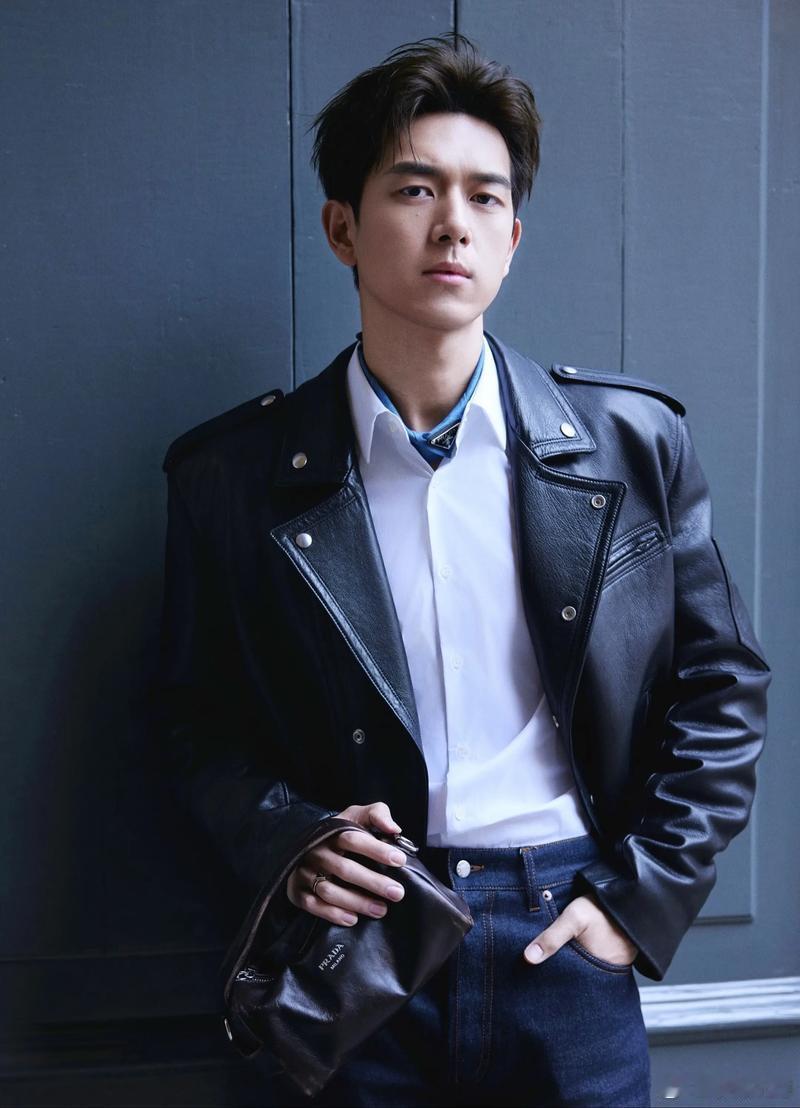李现，本名李晛，1991年10月19日出生于湖北荆州，中国内地知名男演员，毕业于