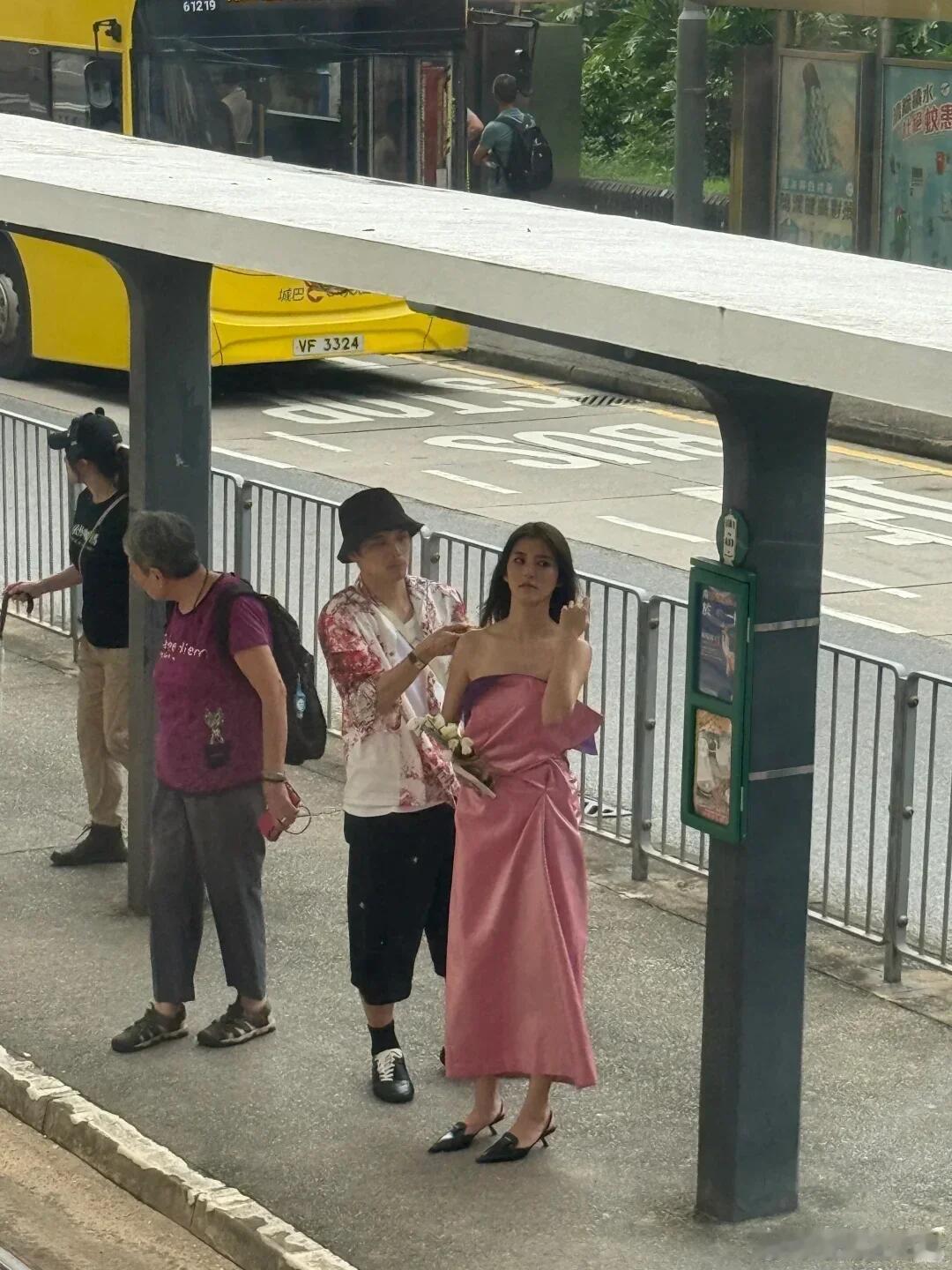 原来明星现实中也不白啊…披个麻袋都好看的人儿~路人视角也太美了叭！！！这头发好多