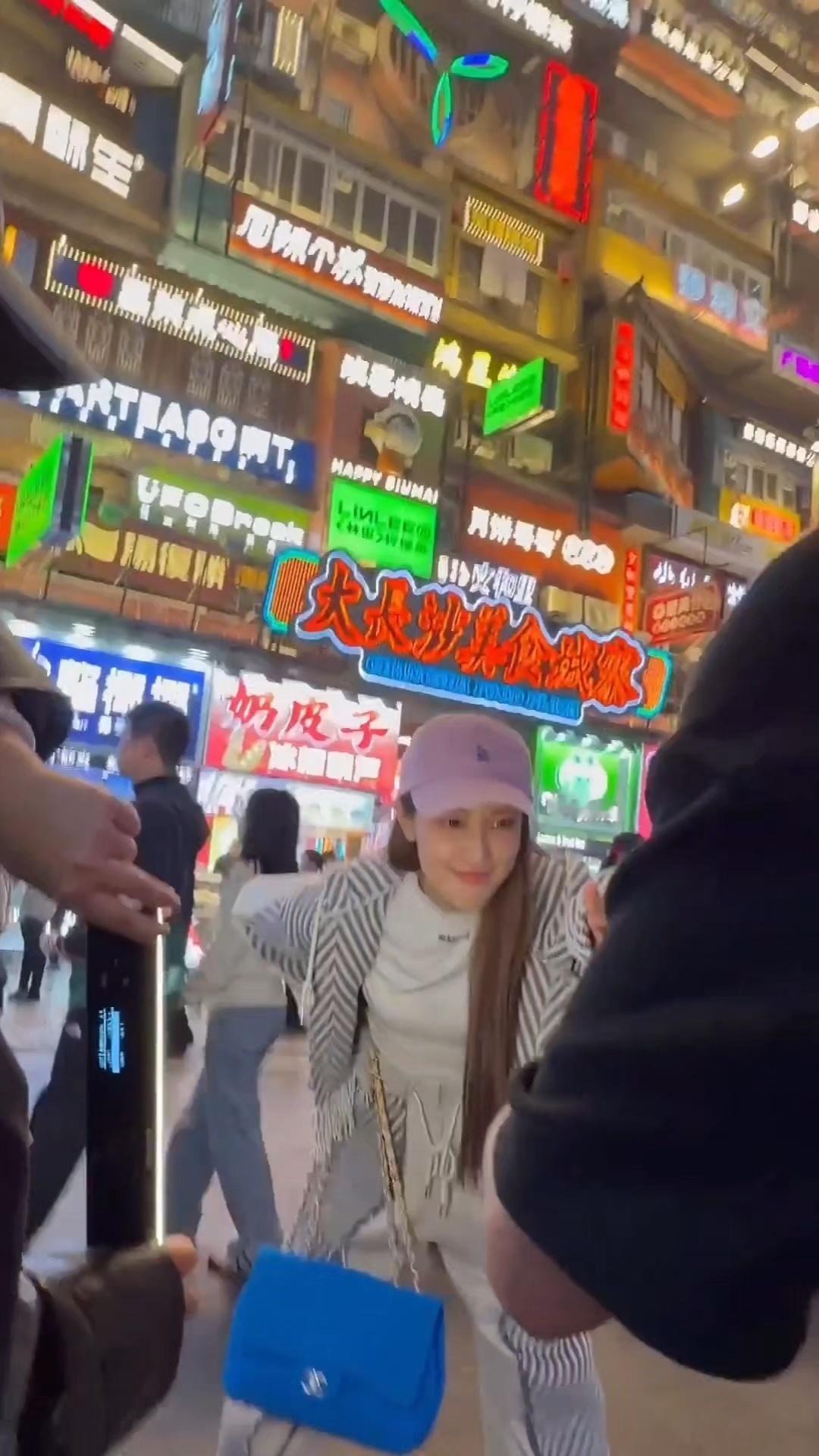 跟着姐姐吃特产看乘风跟着姐姐云游家乡品尝特色美食！乘风2026美食专场直播来袭，