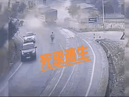 这位大货车司机的跳车技能堪称一绝，估计是大货车刹车失灵了，关键时候一跳保住了性命