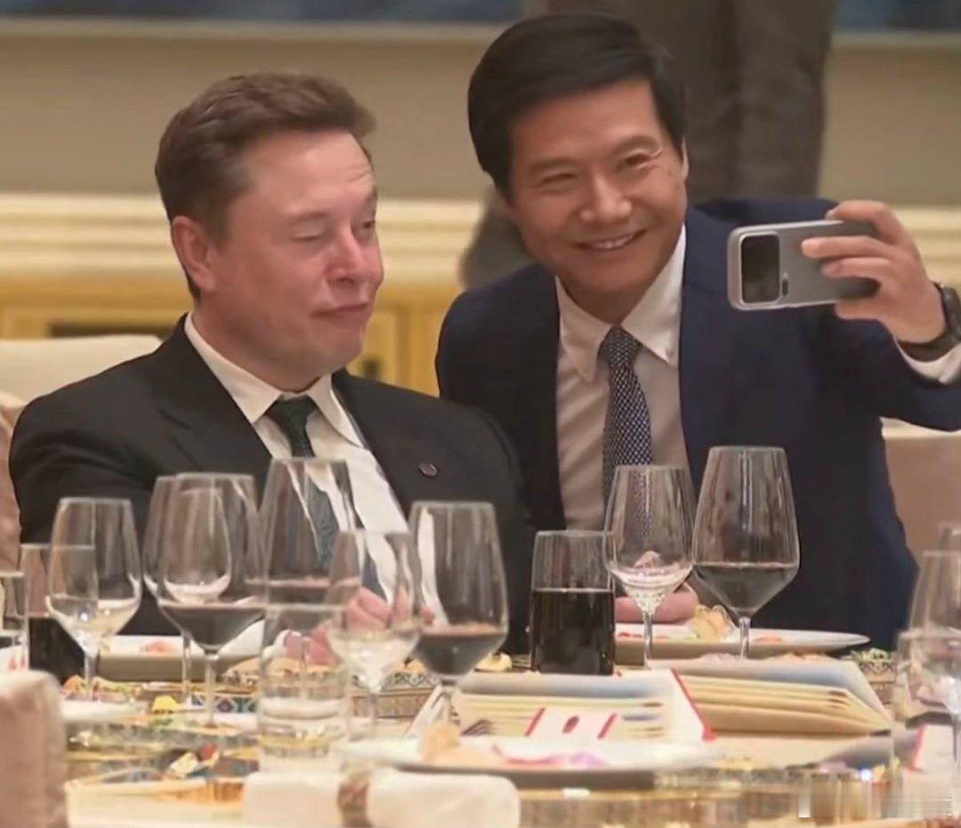 就因为雷军在国宴上和马斯克合影，很多人黑雷军，我觉得这个真没必要，第一雷军为人谦