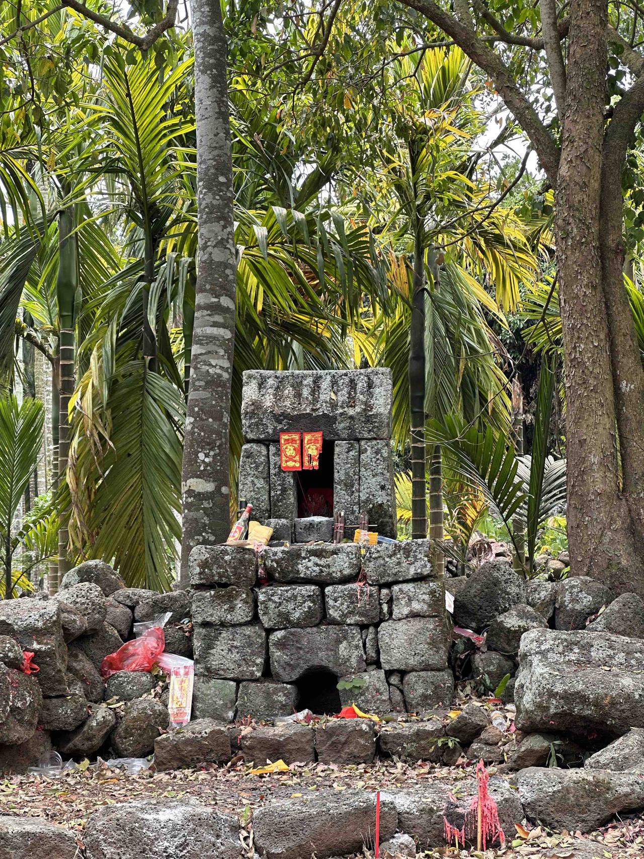 我今天在定安的久温塘村吃了一顿，跟你们分享一下，我觉得两道很特别的菜：
一道是用