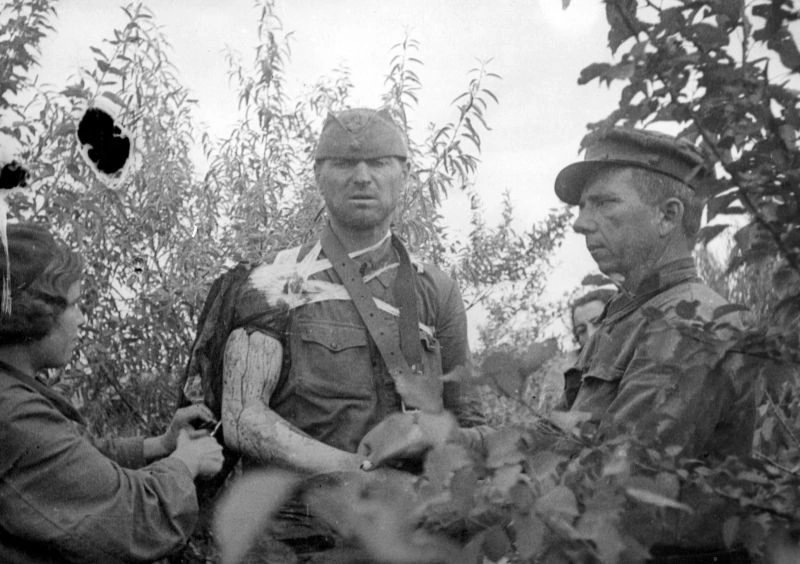 Тяжелое лето 1941г, военврач и медсестра