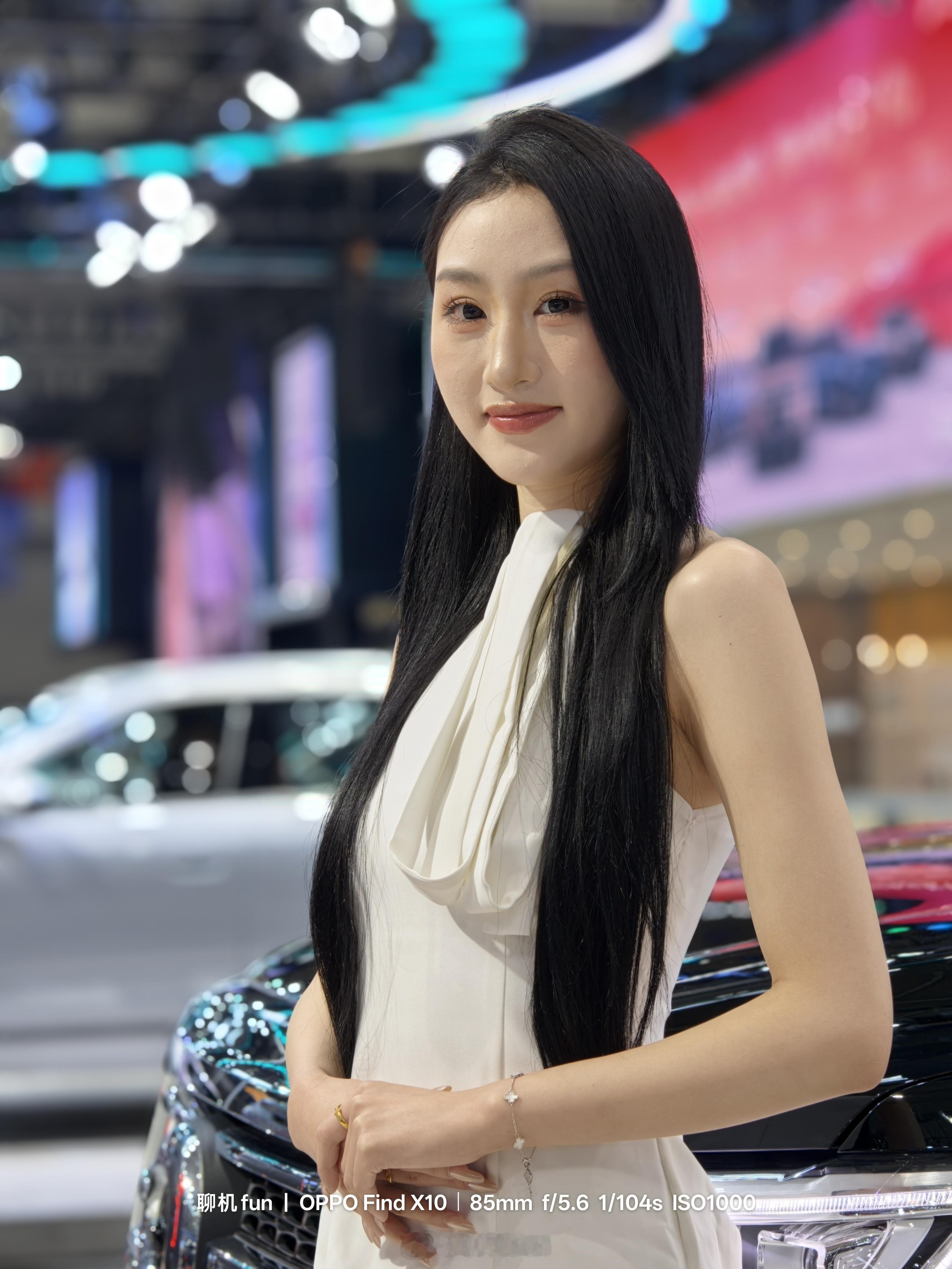 来一组白色系，感觉如何。白裙子往那一站，人一下就干净清爽起来了。还是站远点用长焦