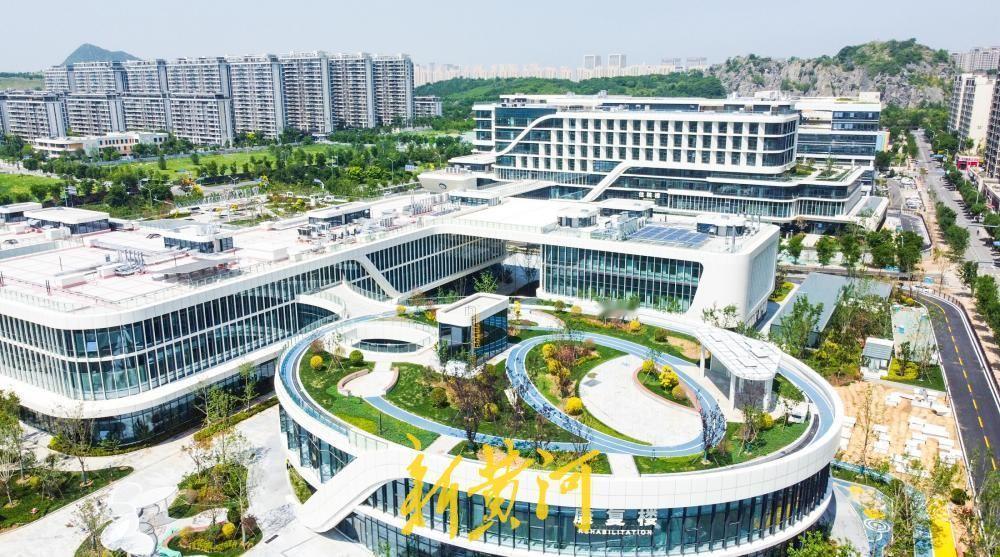 5月12日，在小清河北路以北的济南医院迁建项目现场，整个院区建设已初具规模，道路