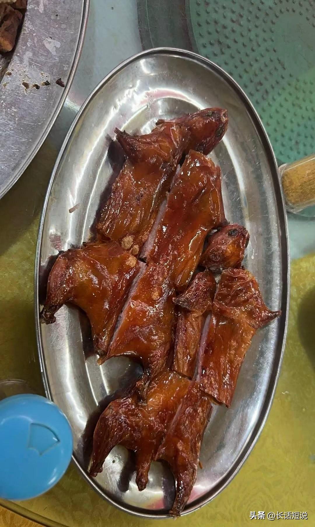 看到这只烤鸭，越看越不是滋味，不是她请客吗？怎么搞得我带菜我请客一样？

今天我