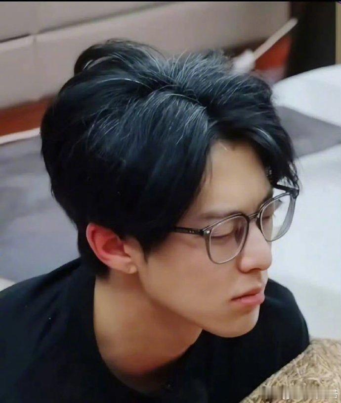 王鹤棣少白头 两鬓白发成了敬业的印记！王鹤棣从不把疲惫挂在嘴边，默默承受压力投入