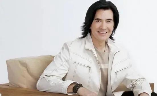 2024年母亲节前夕，著名演员费翔发文透露母亲毕丽娜离世。母亲去世后第一个春节，
