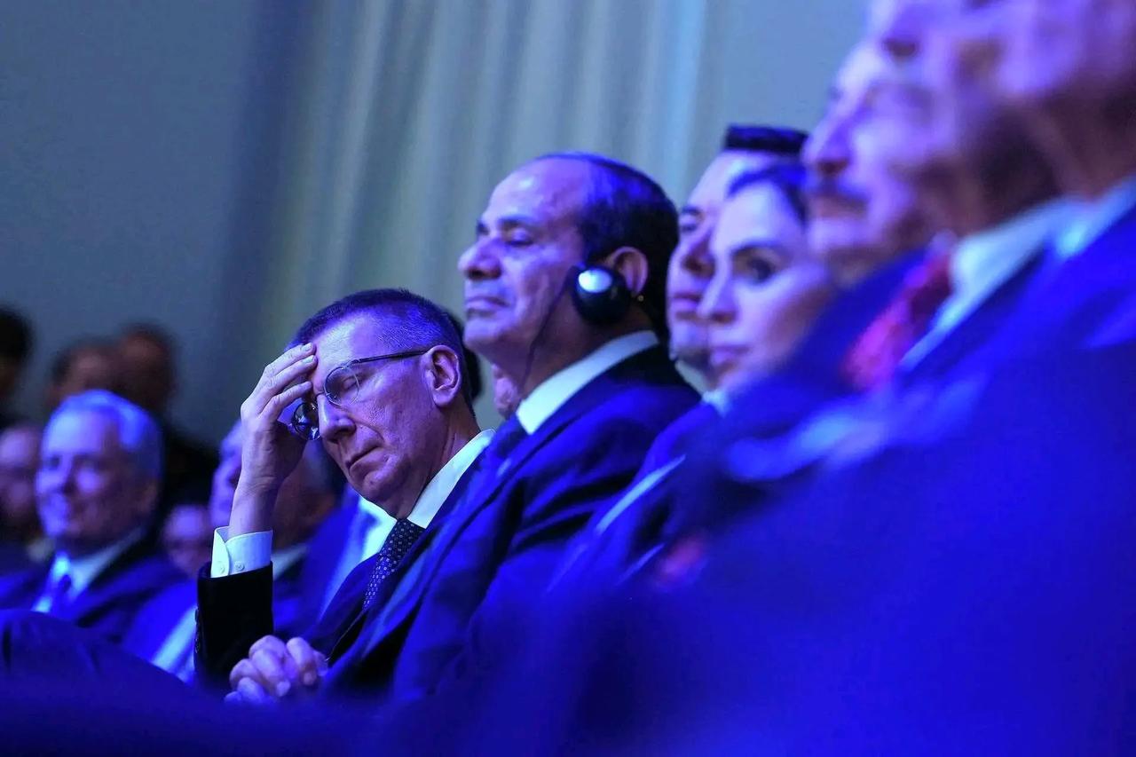 瑞士达沃斯论坛，特朗普台上侃侃而谈，对欧洲各种嘲讽奚落，台下欧洲政客面露苦色
