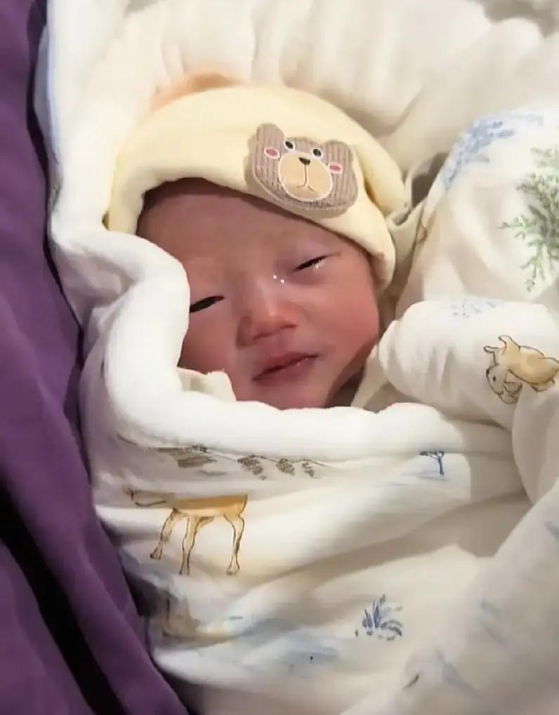 小丰在作坊里疼得直冒汗还咬牙把最后一笼桂花糕蒸完，转头就进镇医院顺产下六斤半的小