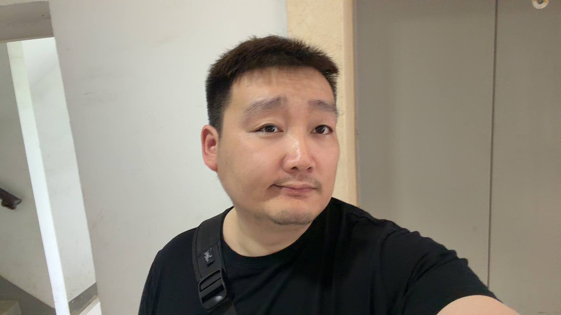 早，简单一口去房产中介那边，他们找到了一个买家约好1:30去沟通。我觉得除了价格