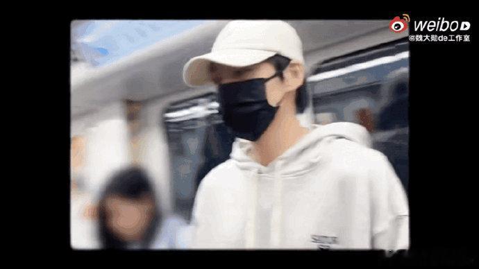 魏大勋地铁站狂奔 别人赶车是优雅从容魏大勋赶车是撒腿就跑这风格太鲜明了 ​​​