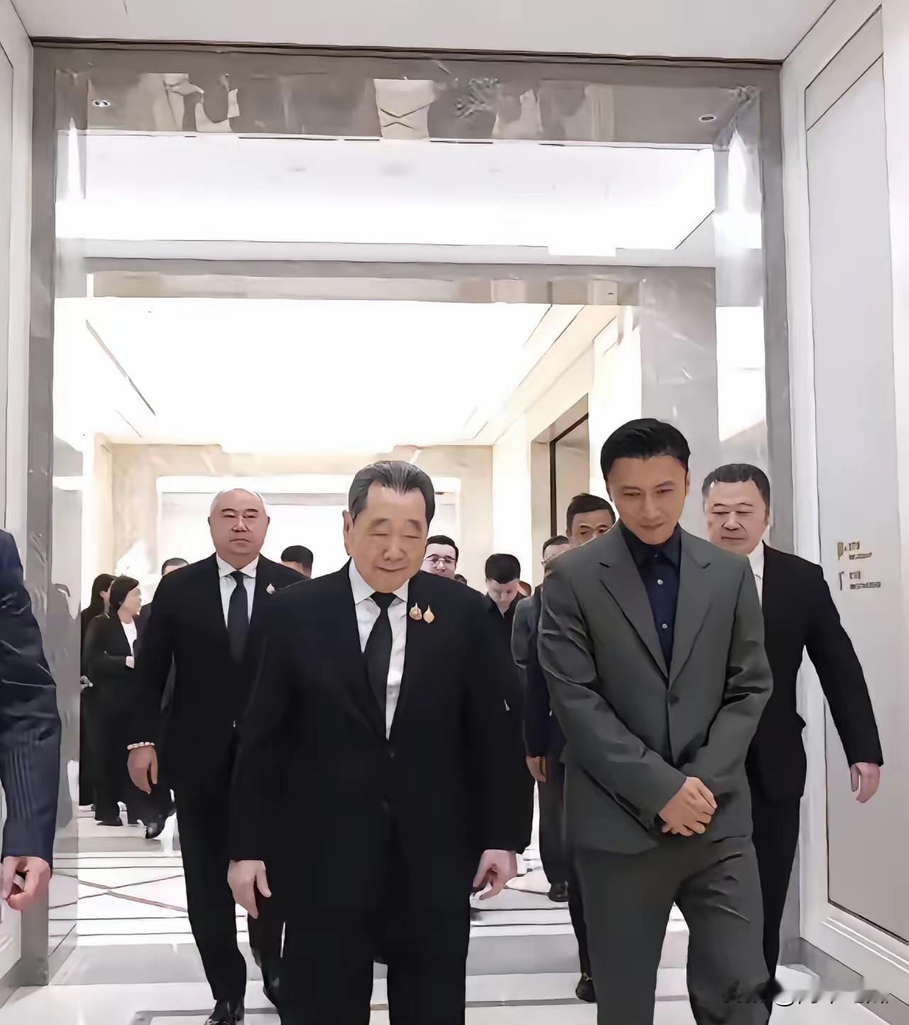 谢霆锋到泰国正泰集团，老板谢国民亲自接待，看得出来，对谢霆锋到访非常重视，谢霆锋