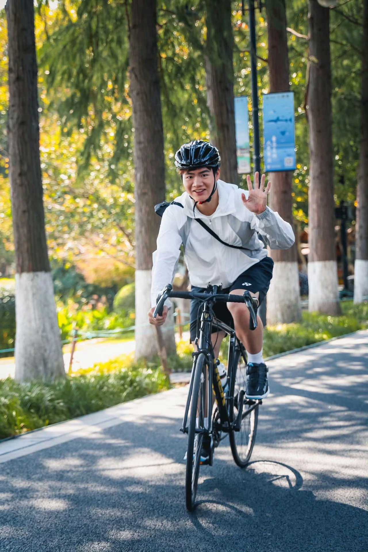 一睁眼梁伟铿出现在眼前 早起出门的好处+1！居然在街角偶遇梁伟铿，他没穿运动服，