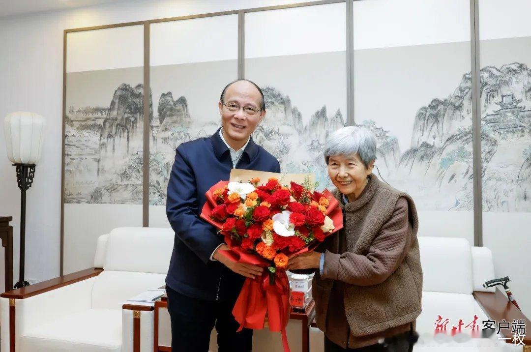 甘肃省委书记吴晓军看望慰问樊锦诗。 ​​​