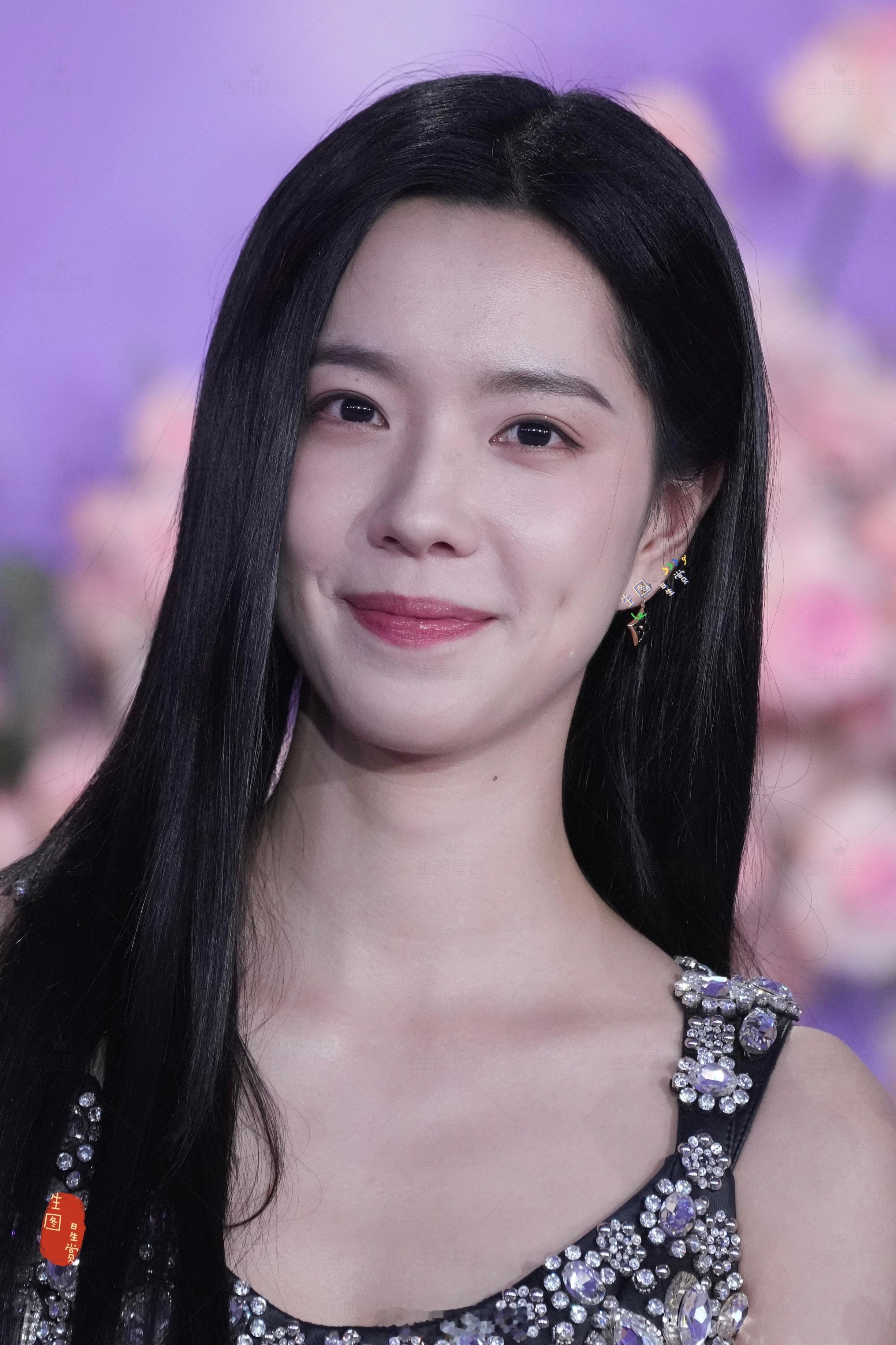黑长直小庄来了，是叛逆的“潘怡然”庄达菲百花奖闭幕红毯生图直出第38届大众电影百