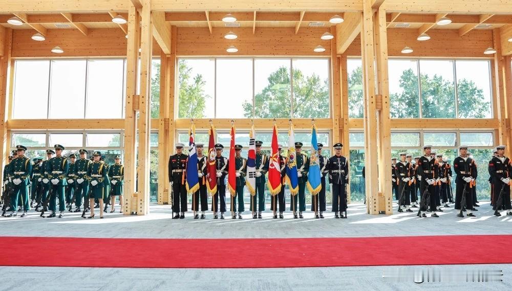 这是驻韩美军被检阅吗？还是韩军里有外籍兵团？因为几个兵明显是高加索人种。