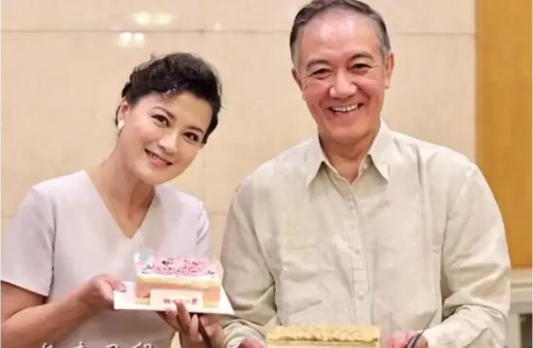 最近66岁李幼斌与小13岁妻子张瑞琪的合影曝光。作为《亮剑》中"李云龙"的扮演者