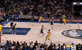 浓眉压哨三分，帮助湖人95-93反超独行侠
北京时间12月13日，湖人与独行侠的