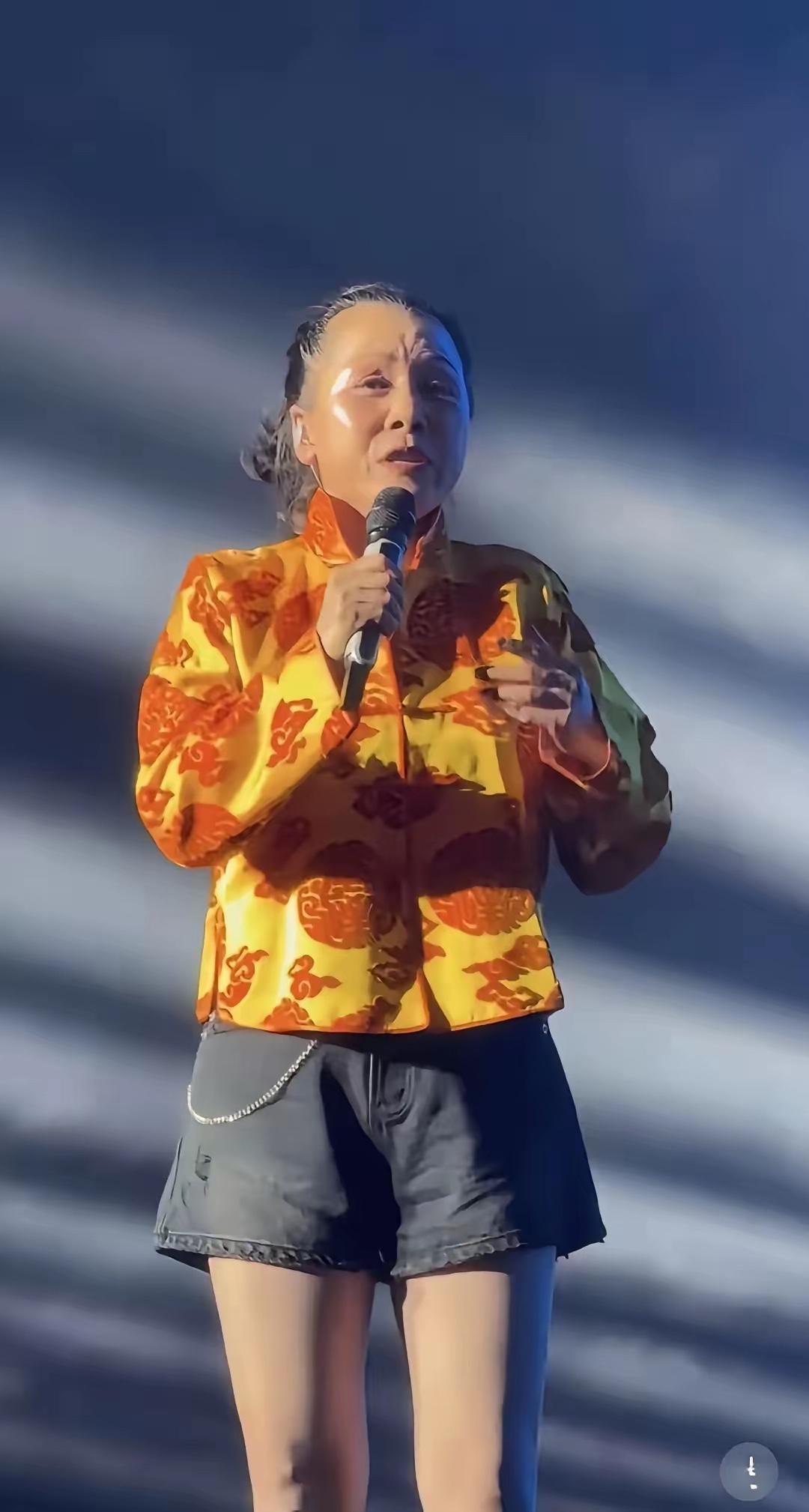 田震在中国是一代传奇歌手。目前，她的北京演唱会已于12月3日举行。预计她在国内还