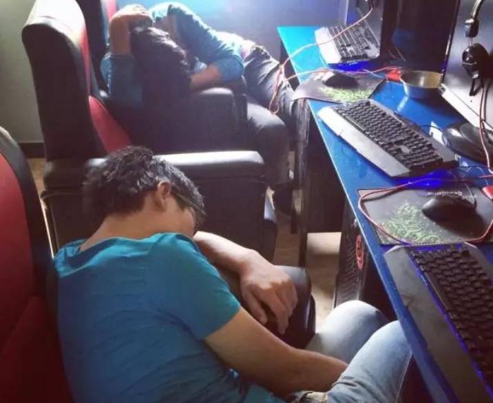 为什么网吧老板都不会赶走蹭睡的人？
网吧不仅是娱乐场所，更是年轻人逆旅时休息的港