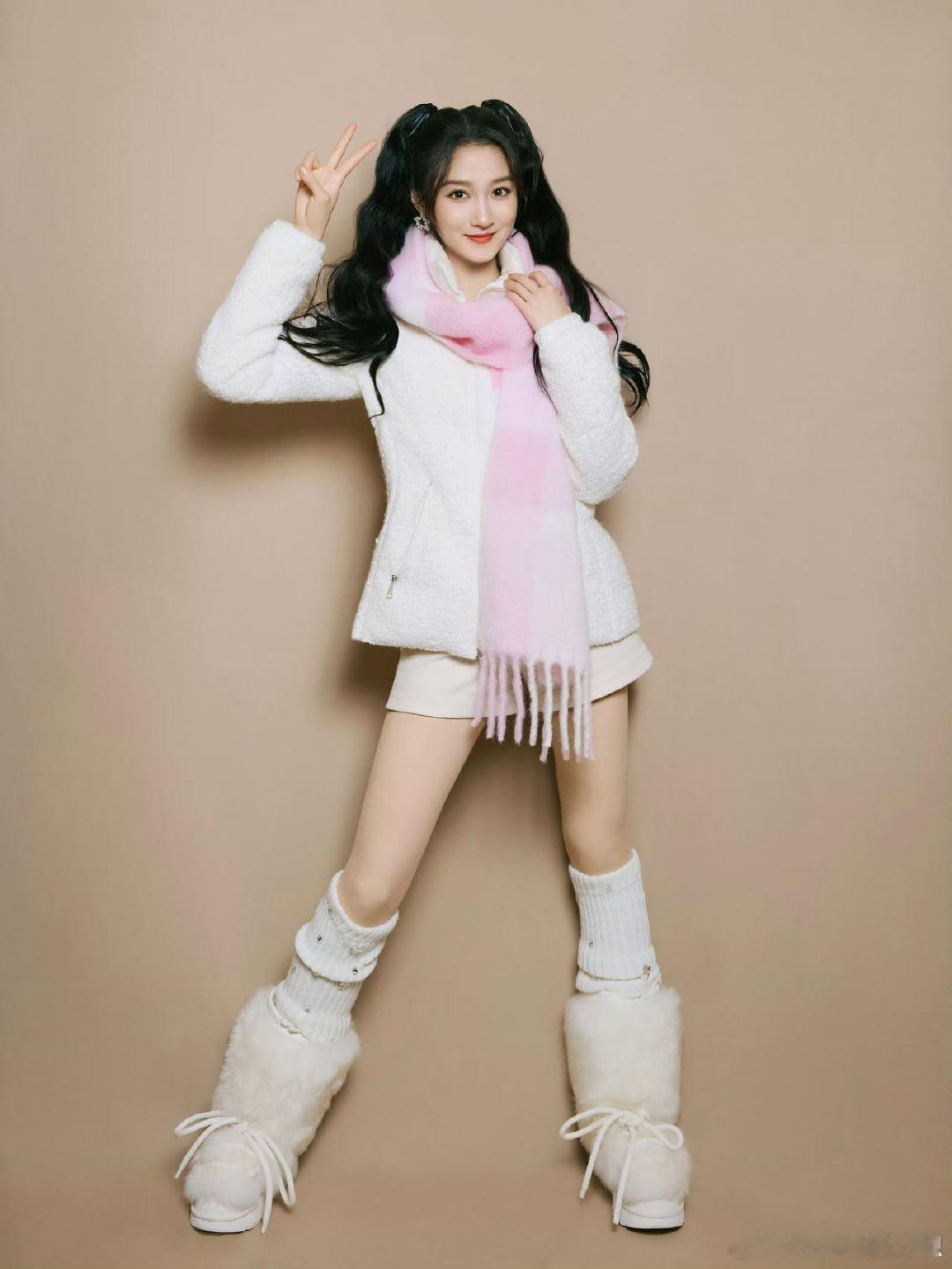 关晓彤新年超美形象大片 优雅且坚韧，白衣造型完美诠释品牌精神，适配度满分！ 