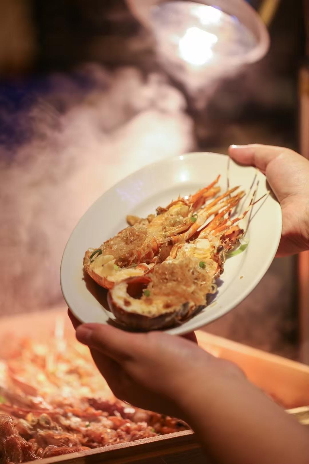 晚上五点半开餐，新菜竟然占到了九成，惊艳👏
到点儿先冲中式蒸档，蒜蓉粉丝蒸小青