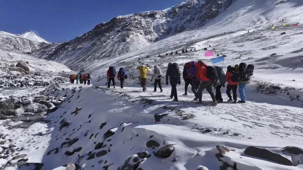 【当快乐由自己主宰，而不是建立在发生的事情与他人身上时，便拥有了真正的自由与快乐