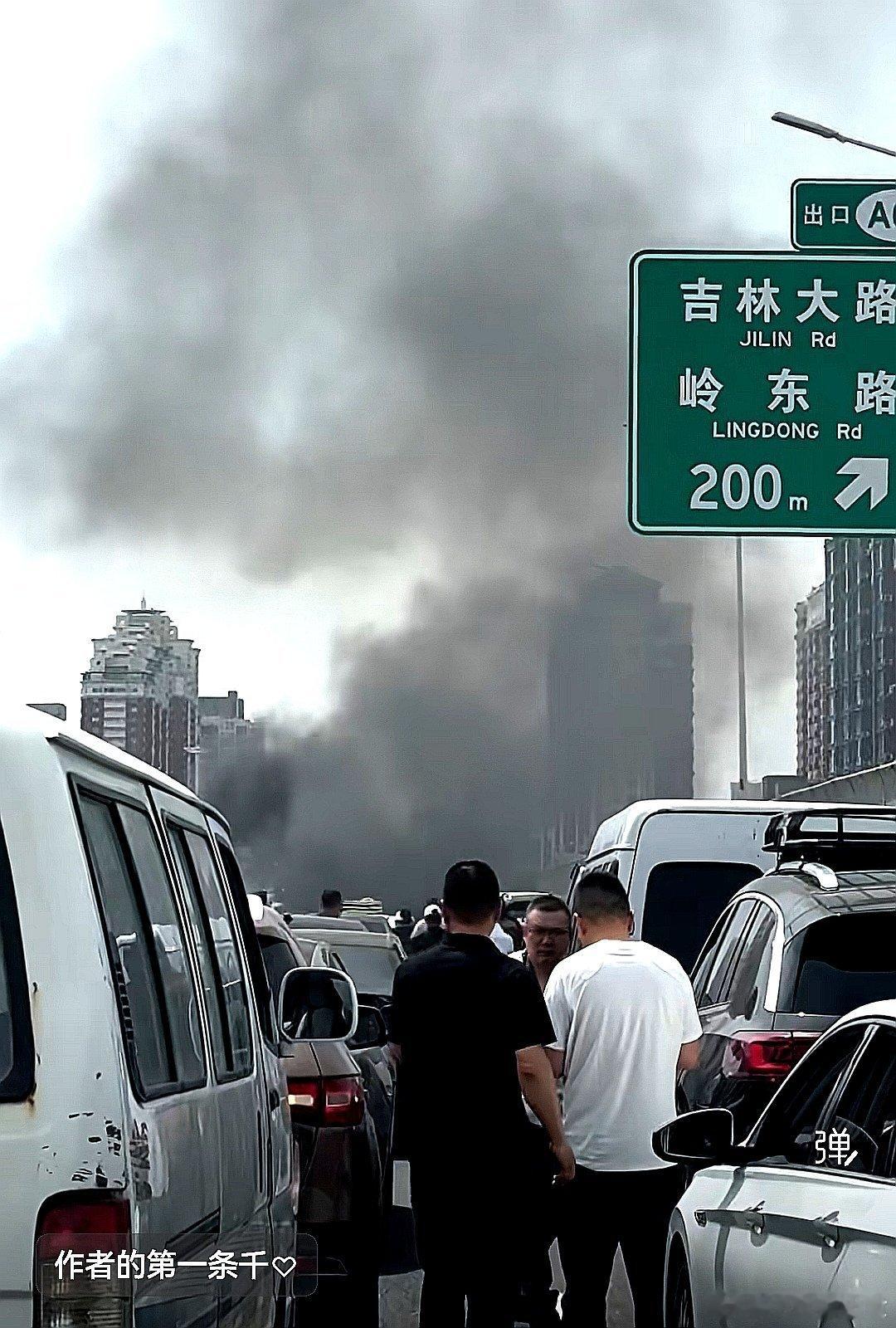 中国大陆吉林大路附近发生事故，别上东部快速路了 ，能不能改回三条线，路太窄了 