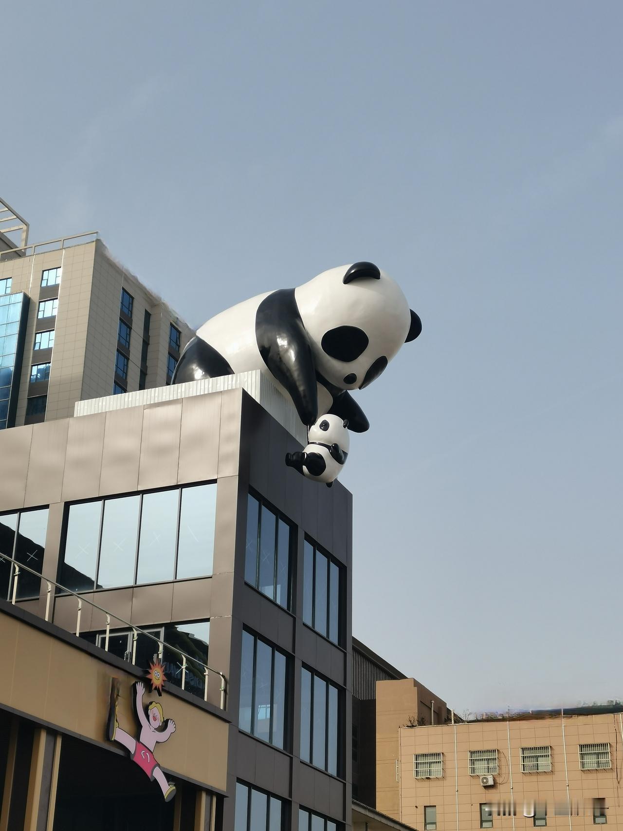 一个弄啥都弄啥。成都有熊猫爬楼，三原搞个楼顶熊妈拉幼崽。有改变的模仿是创新吗？