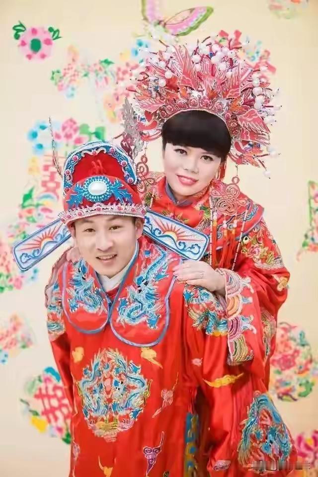 全网祝福新娘李婷！“被感动哭了”！新郎的红幅条写着：“你怎么知道我把李婷娶到了”