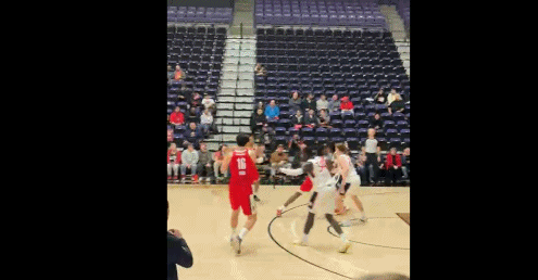 仙人指路！杨瀚森眼神误导单手妙传 助攻队友扣空篮杨瀚森首节5中4