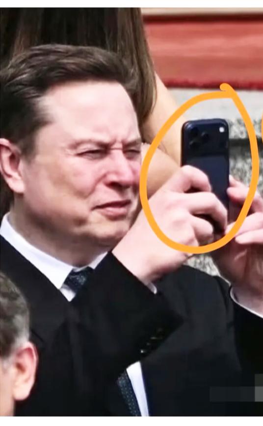 果然大佬的消费和我们是不一样的！
你们发现了吗？
马斯克大概率用的是水果牌手机，
