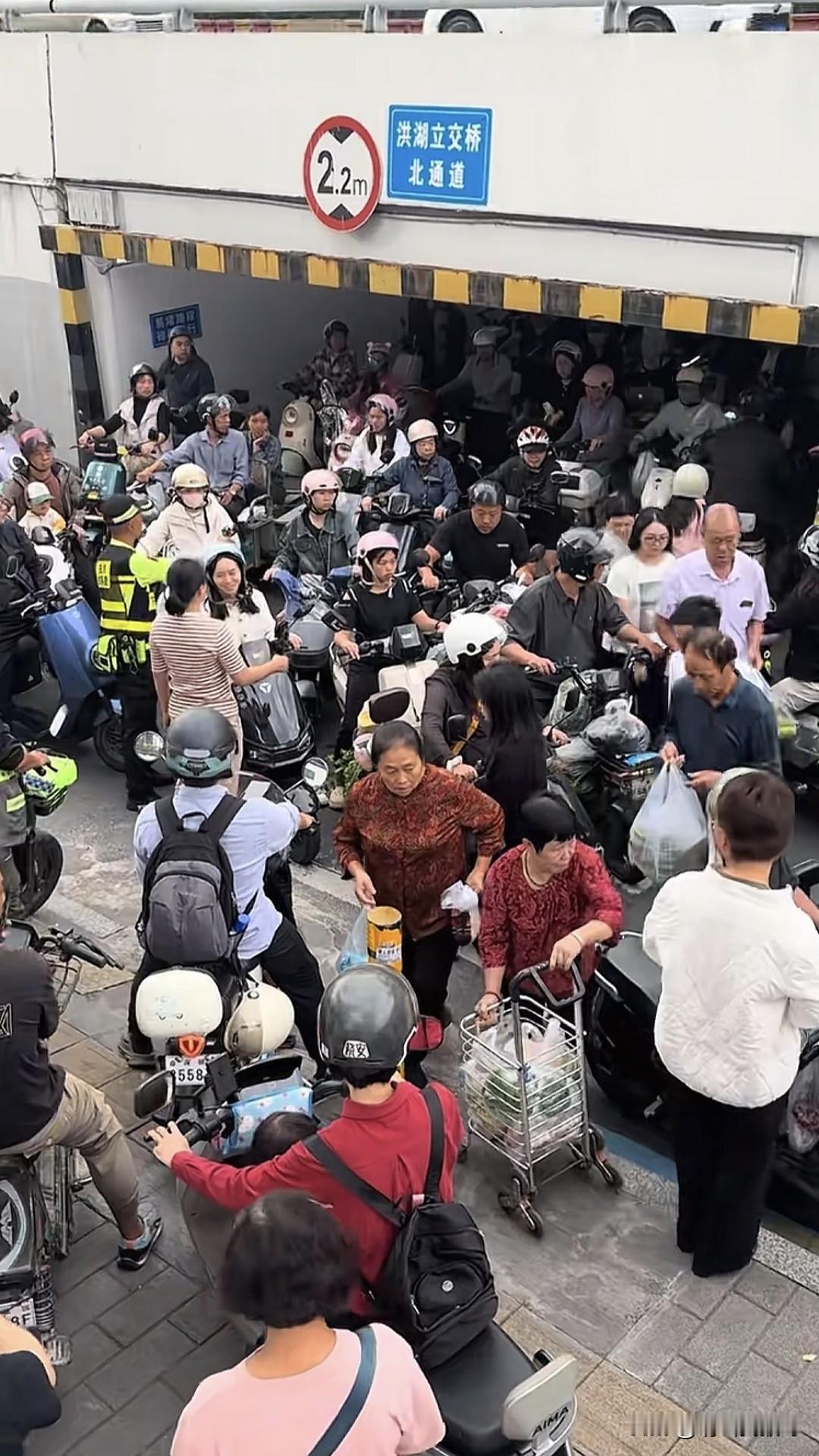 带定位聊本地新鲜事深圳的电动车真多，难怪管理的这么严格，早上出行有时候把路都堵了