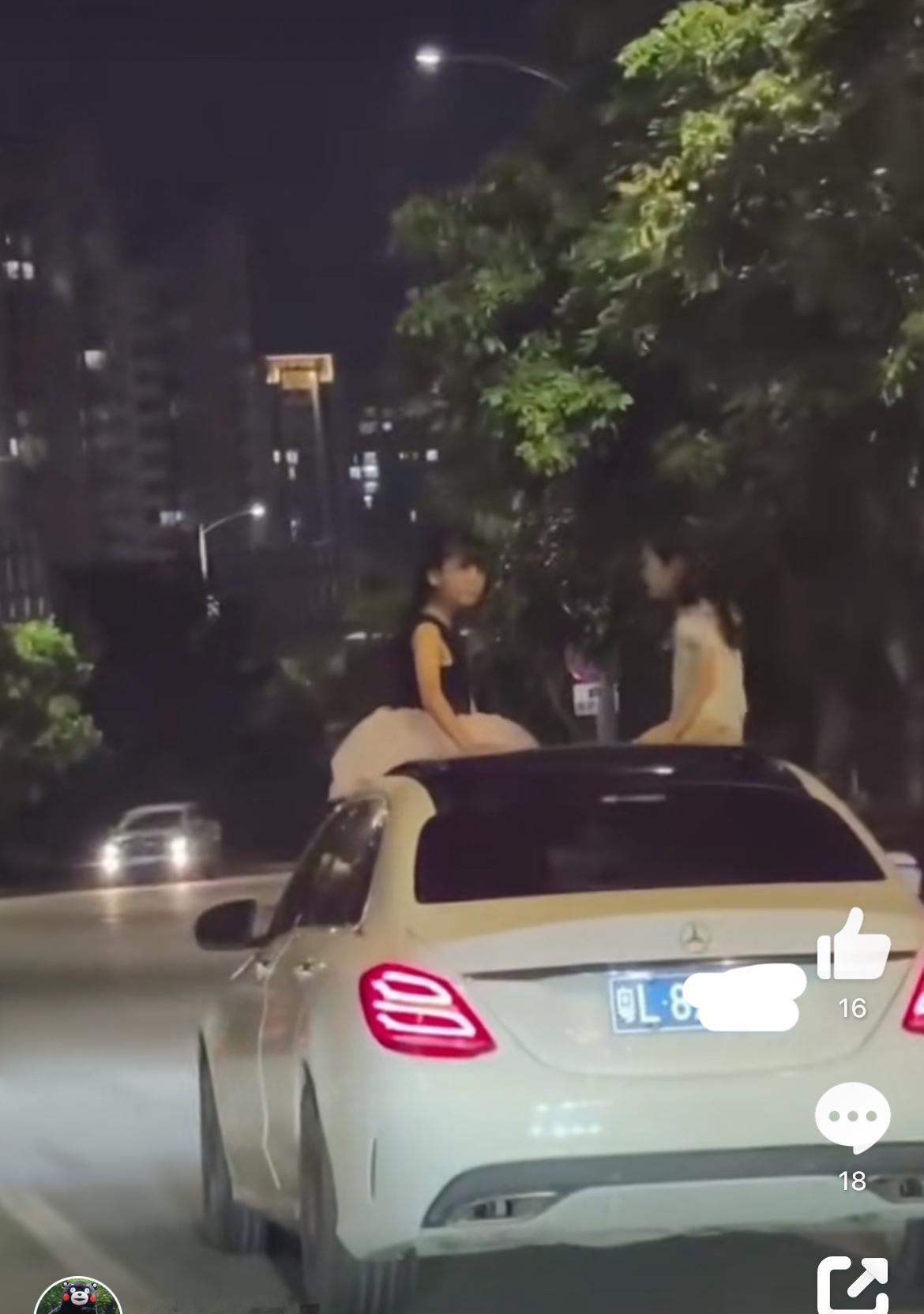 这个惠州车牌的奔驰车主作死啊，放任两女孩子坐在车顶，关键是车还在大马路上兜风。这