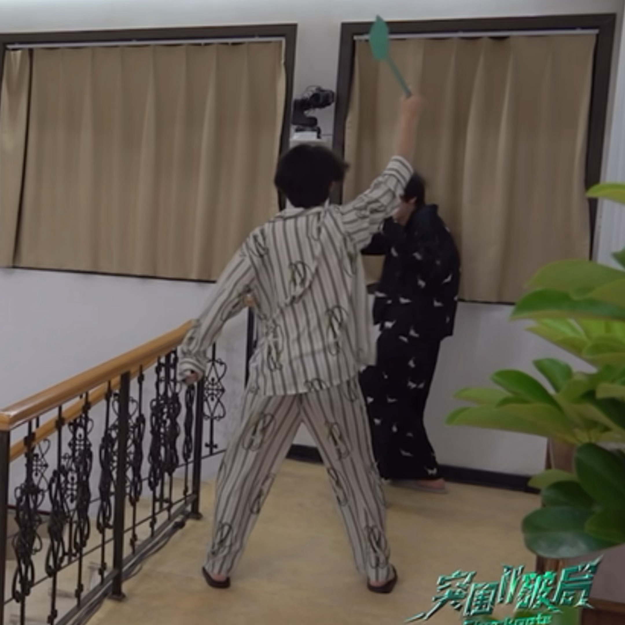张奕然 古希腊掌管苍蝇拍的神此男似乎找到了命中专武 拍不离手 夺回拍的那一刻如同