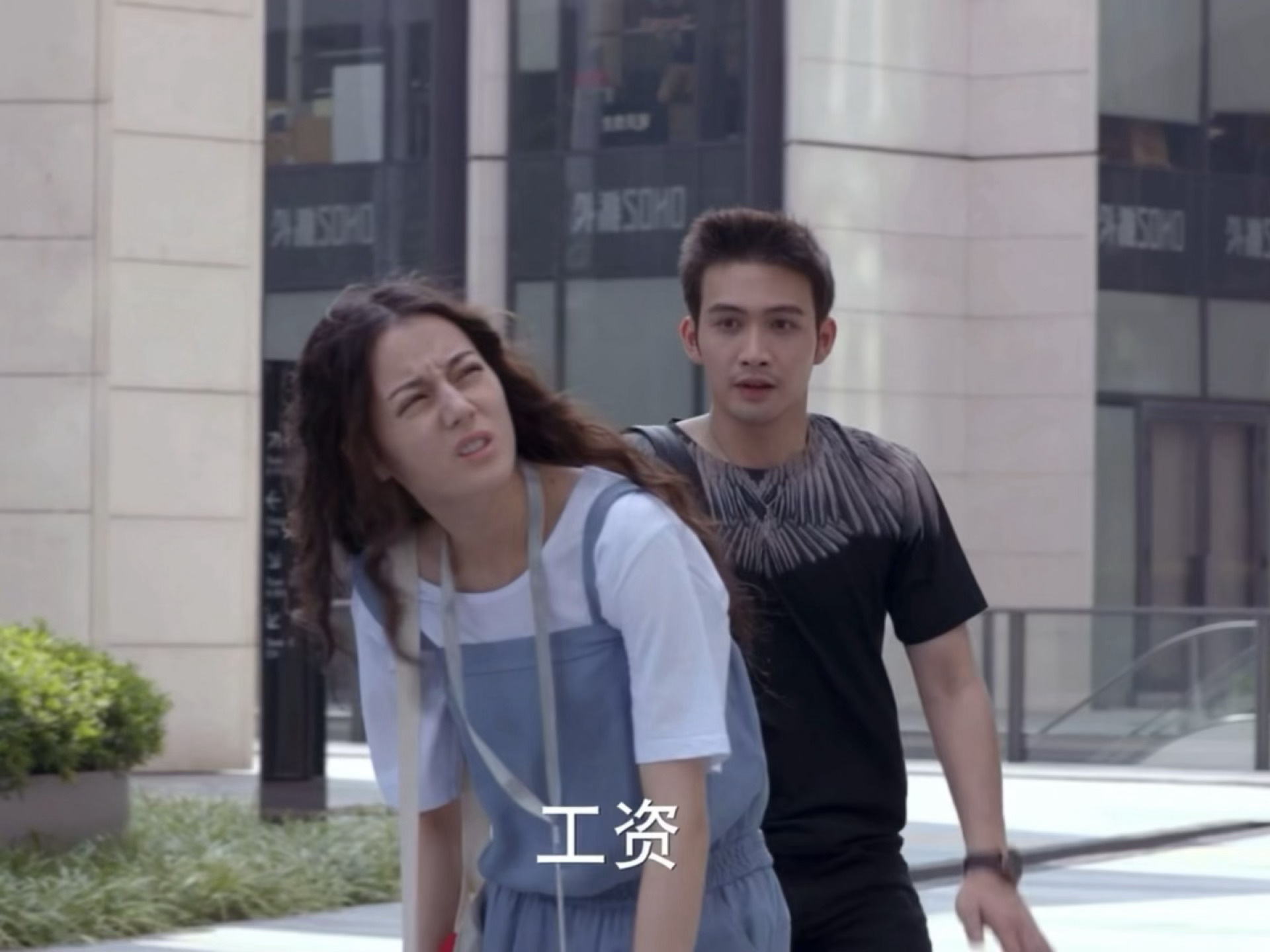 今早到公司楼下就这样哄自己上班： 