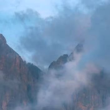 人永远不能停止梦想。梦想是心灵的养料，就像饭菜是身体的给养。人生路上我们常会看见