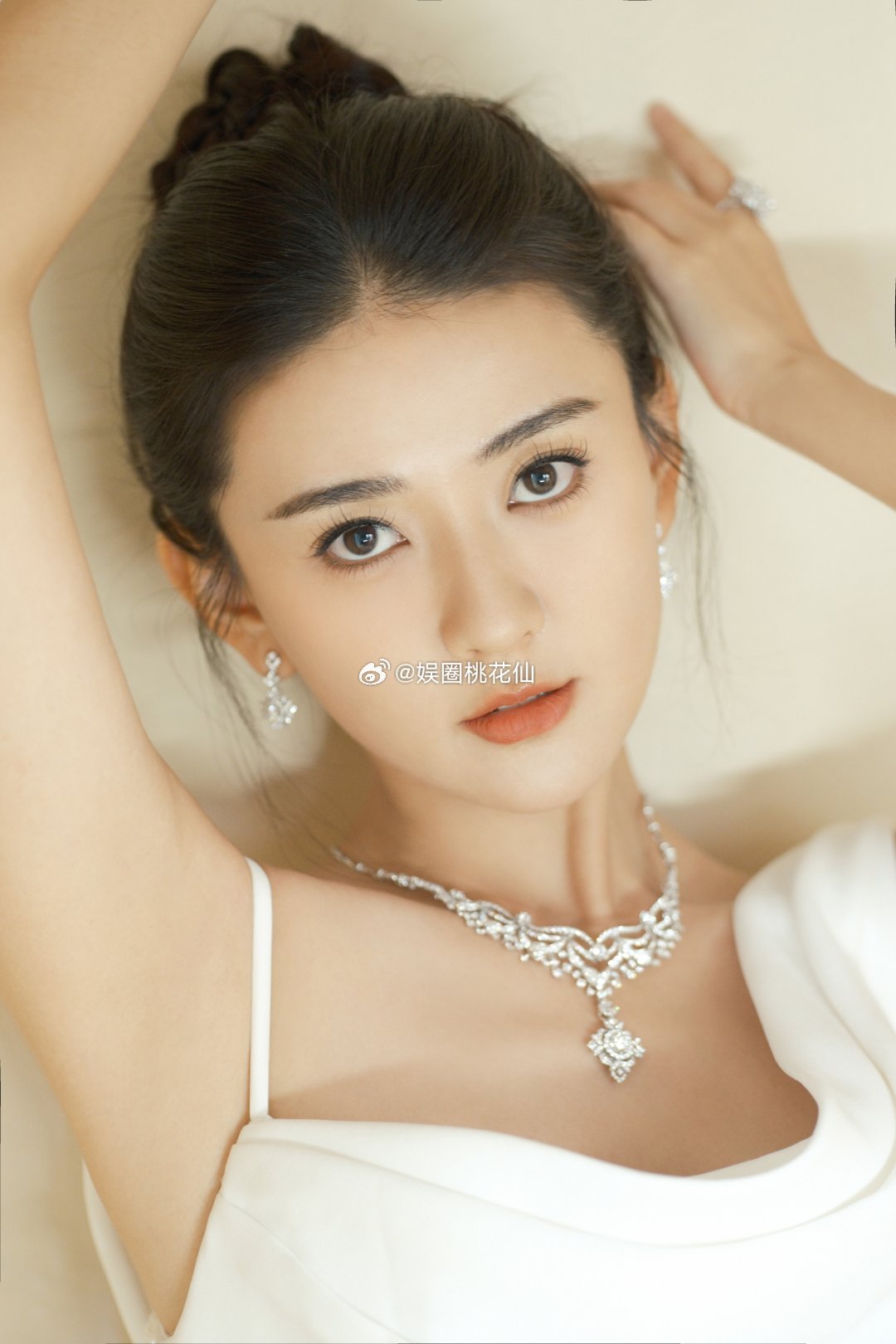 #梁洁大连活动路透# 今天也是靠美貌大杀四方的一天，而且看上去就让人觉得优雅高贵