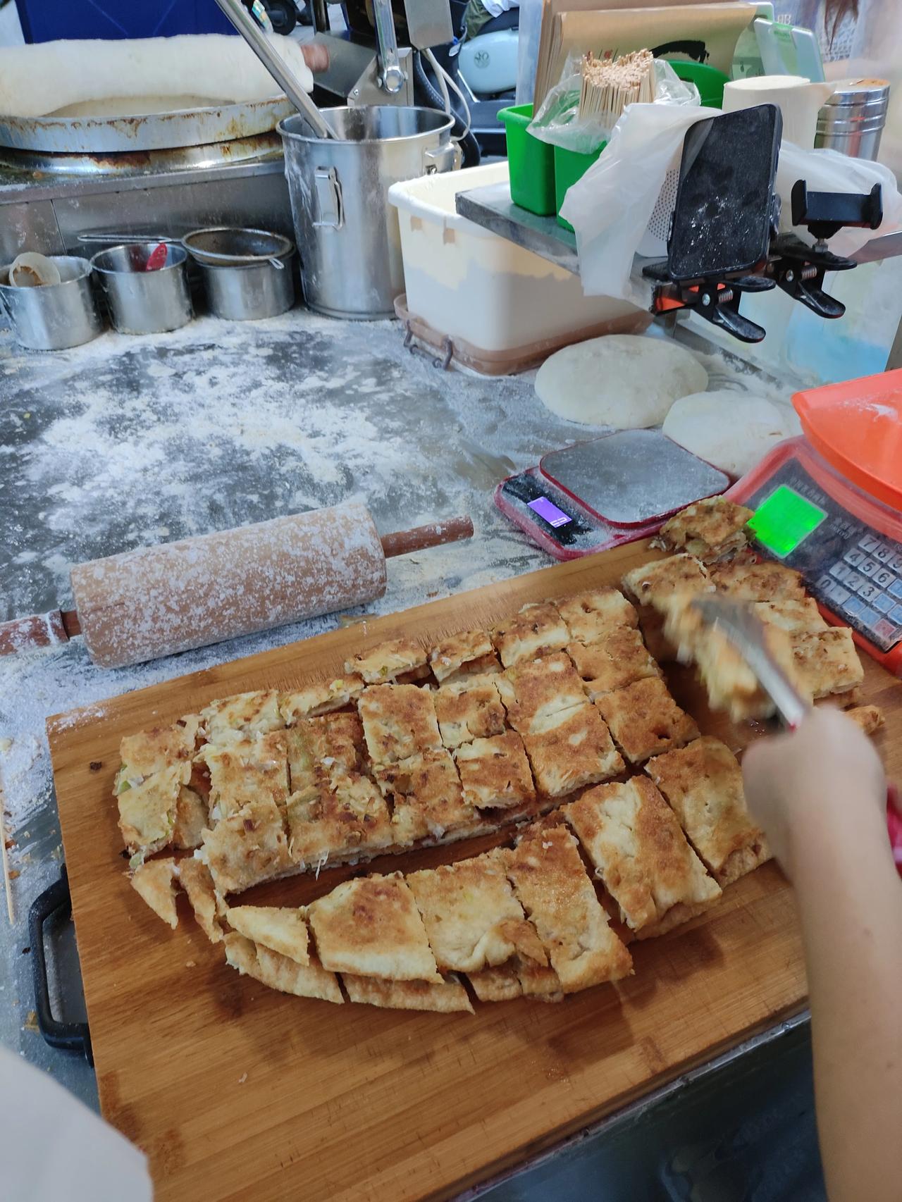 狮子山这个路口有家香葱大饼超级好吃!
13块一斤，现做的，十分酥脆，3分钟出一张