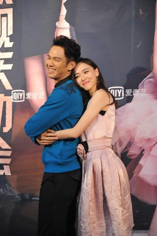 我读的第一部言情小说是《何以笙箫默》。经人推荐，我便看了。后来听闻要拍成电视剧，